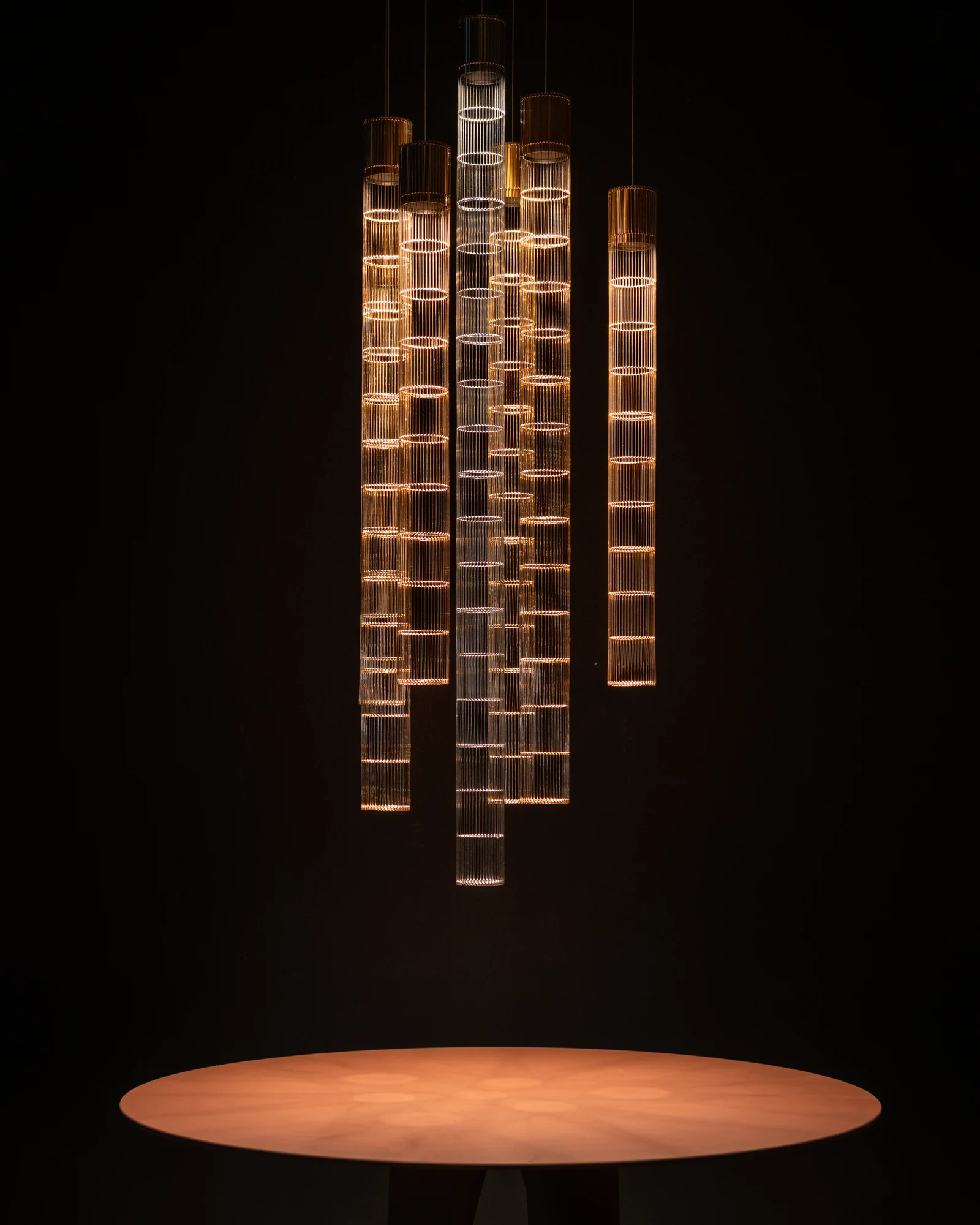 Lampa Stelar LOFTLIGHT nad drewnianym stołem